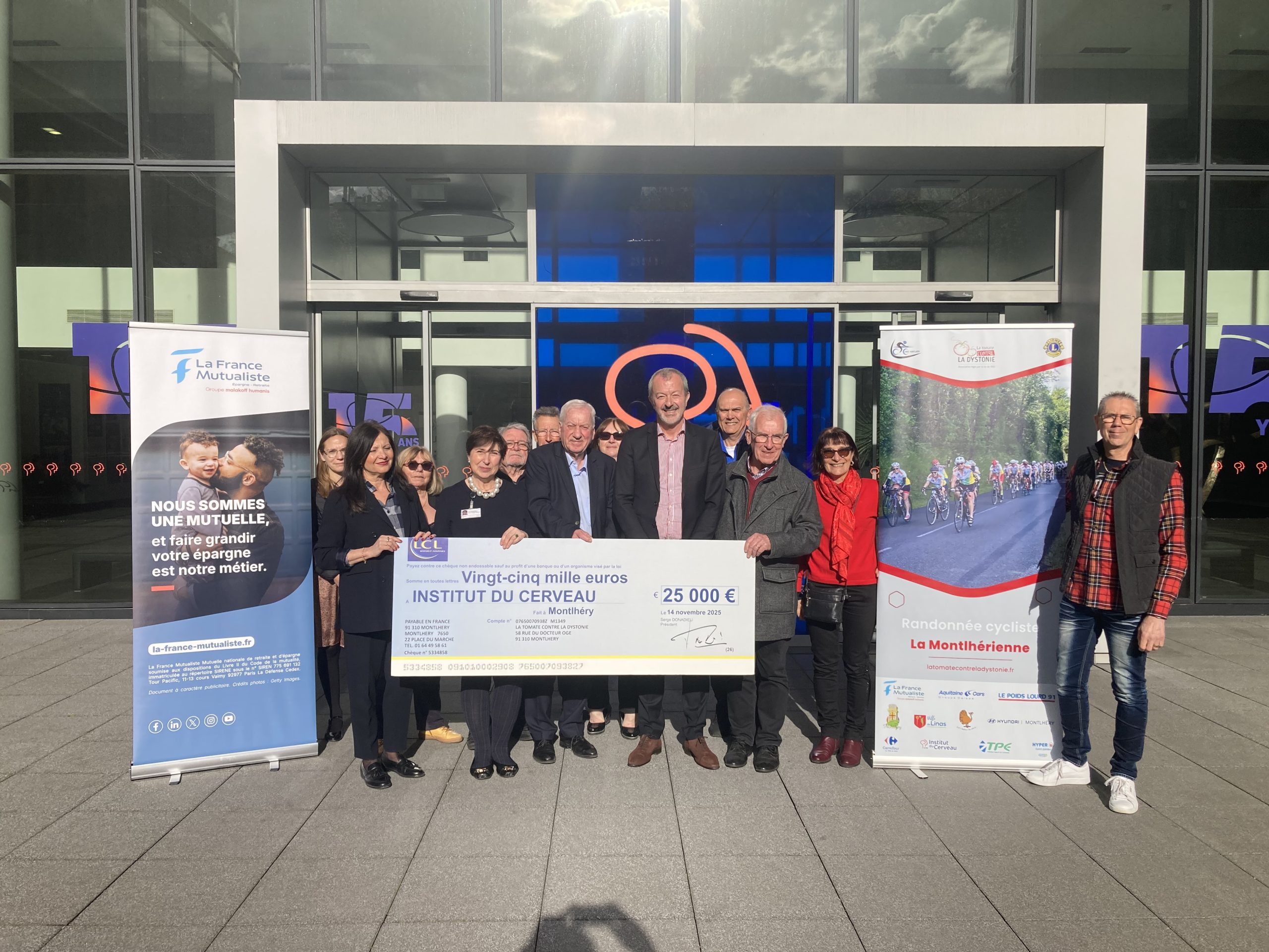 Serge donnadieu remettant un chèque de 600€ à l'Institut du cerveau